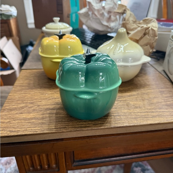 Le Creuset Green Pepper-Shaped Stoneware - Picture 2 of 5